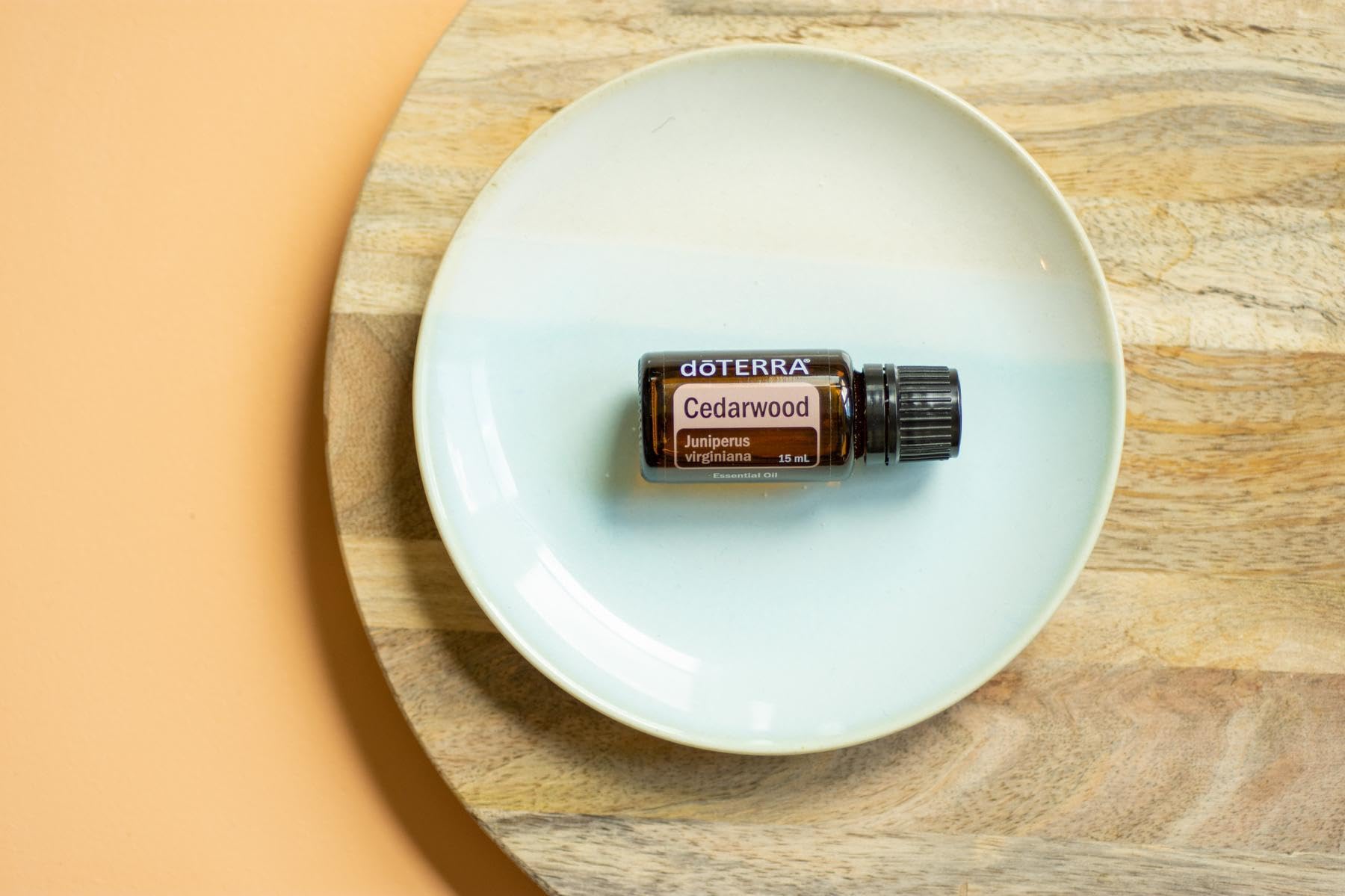 doTERRA aceite de Cedro en difusor creando ambiente relajante en sala