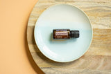doTERRA aceite de Cedro en difusor creando ambiente relajante en sala