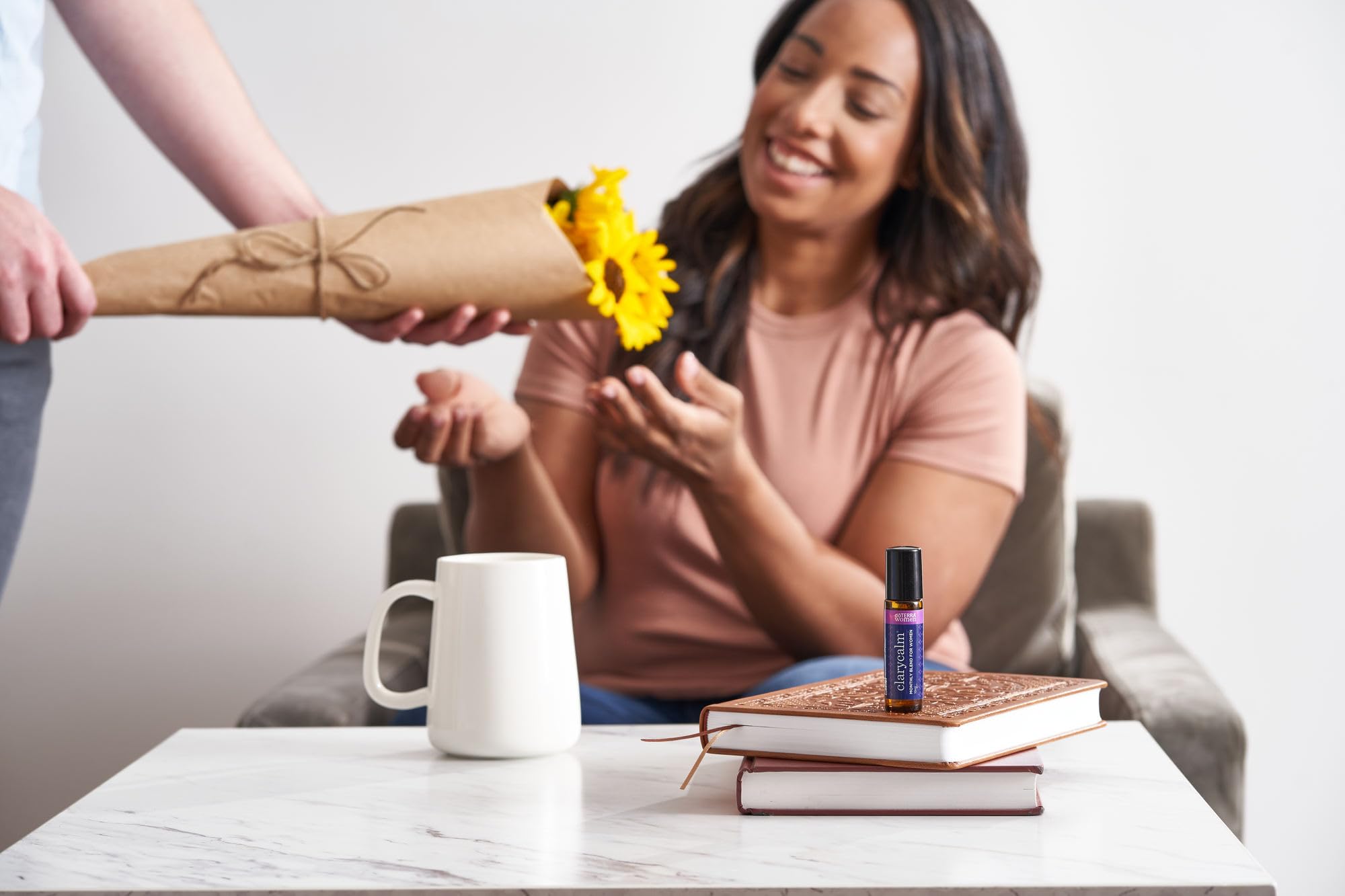 doTERRA Clary Calm aplicación en abdomen ayudando al confort tópico