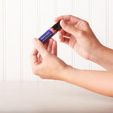 doTERRA Clary Calm gota de aceite sobre piel mostrando textura sedosa