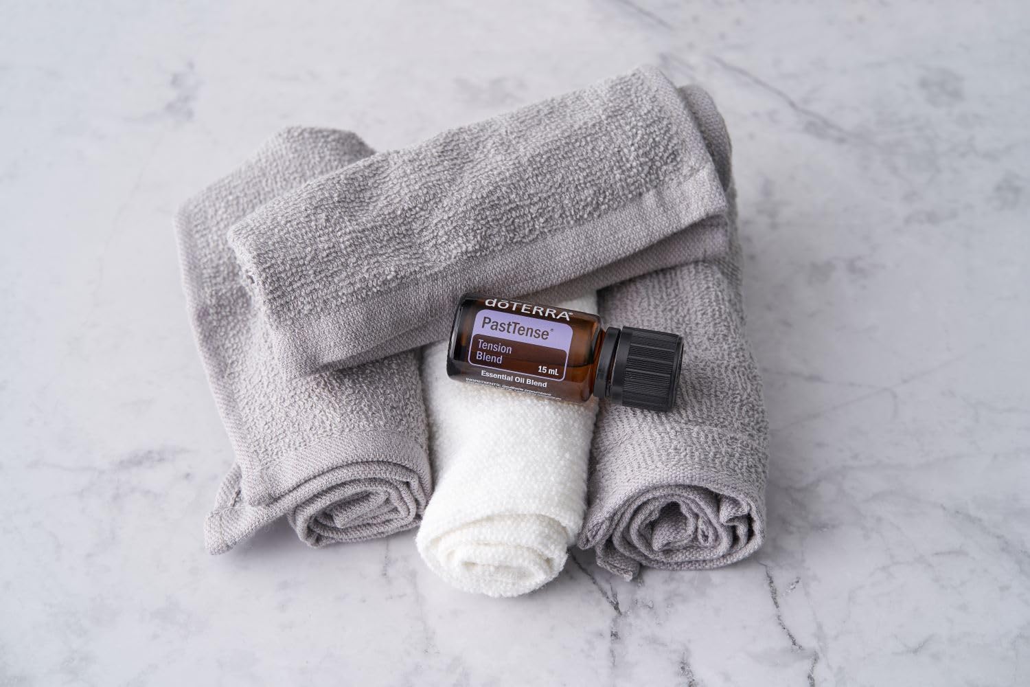 doTERRA PastTense aplicación en sienes beneficiando relajación rápida