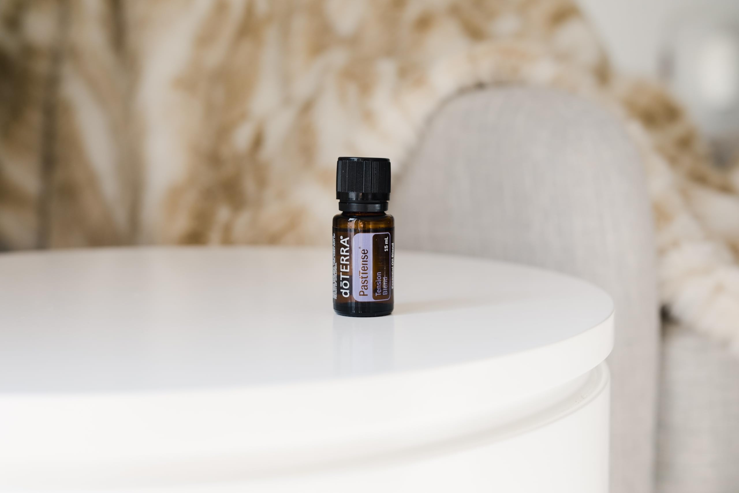 doTERRA PastTense detalle del roll-on y textura para aplicación precisa