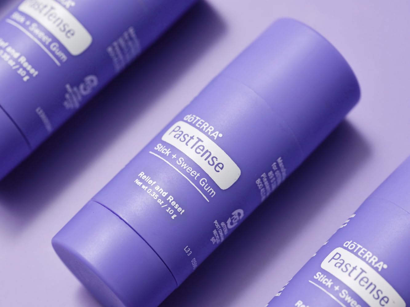 doTERRA stick en escritorio mostrando uso en entorno de trabajo