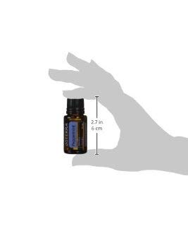 doTERRA gota de Peppermint en mano mostrando pureza y textura clara