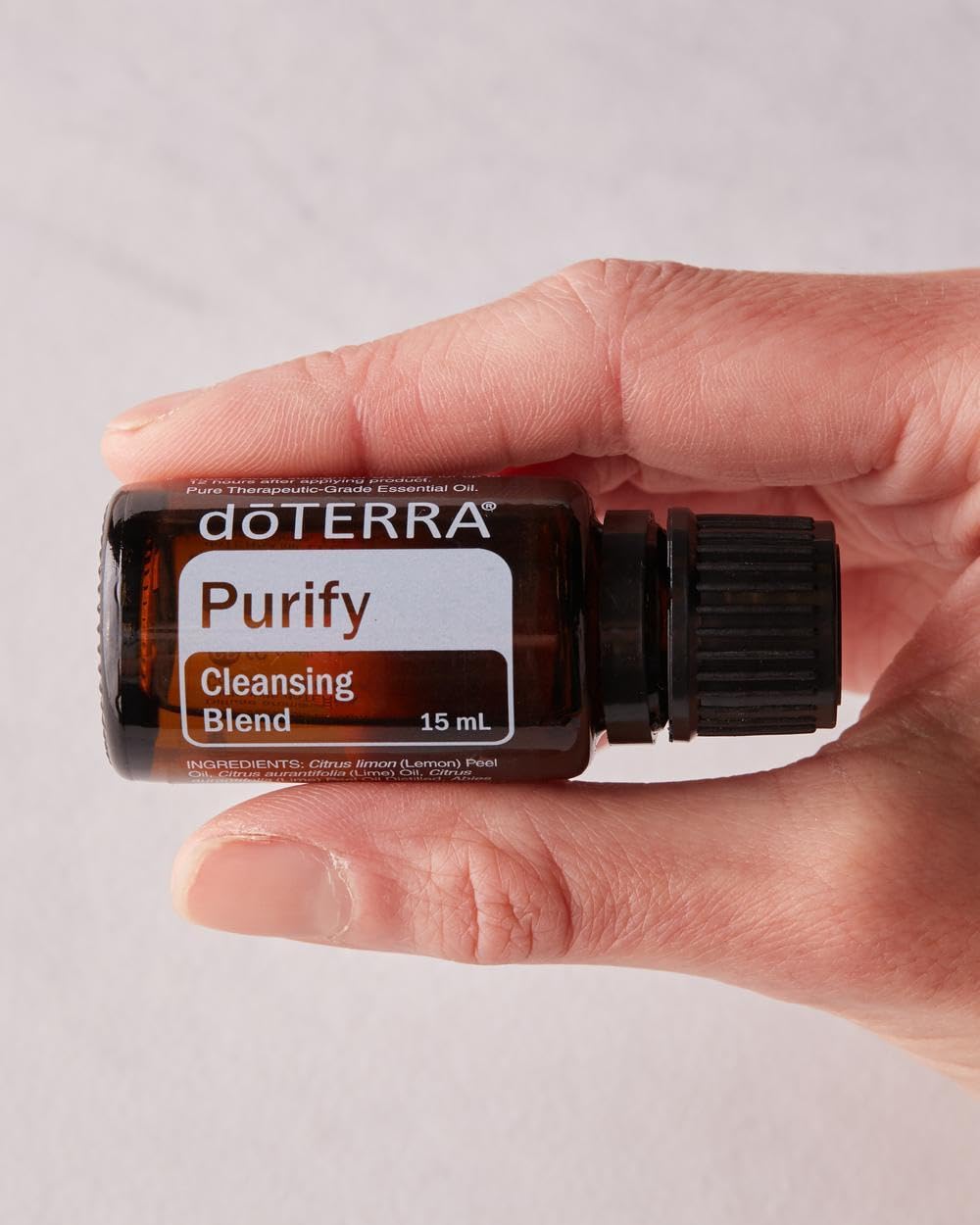 doTERRA Purify en atomizador casero listo para limpiar encimeras