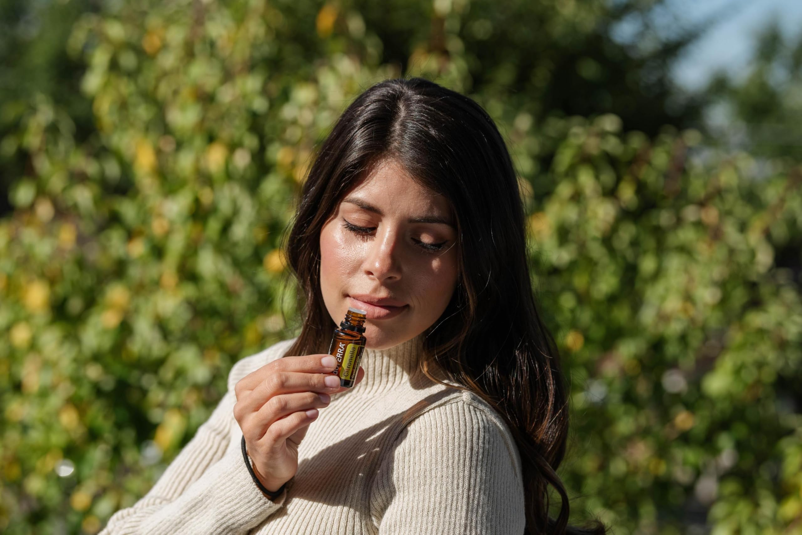 doTERRA difusor en terraza con citronela creando ambiente fresco