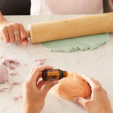 doTERRA comparación de escala mostrando botella Wild Orange de 15 ml junto a regla