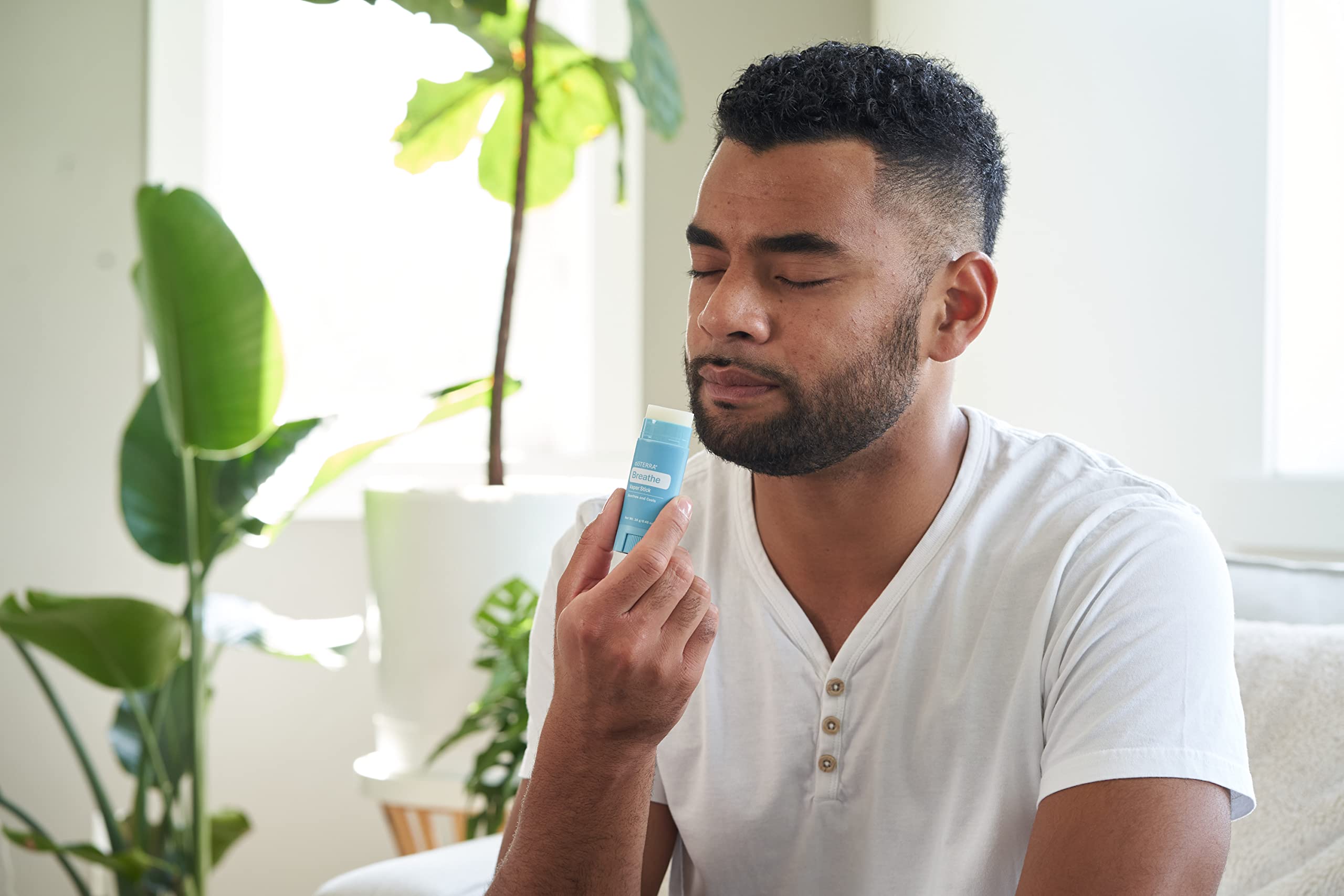 doTERRA Breathe aplicando en el pecho para sensación fresca inmediata