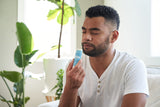 doTERRA Breathe aplicando en el pecho para sensación fresca inmediata