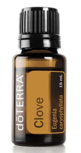 doTERRA primer plano de una gota de Clove sobre una cuchara, enfatiza pureza