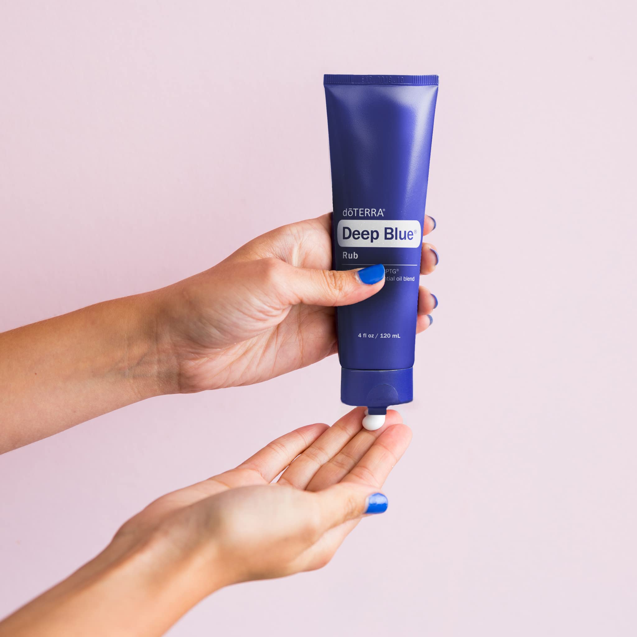doTERRA Deep Blue Rub aplicado en la mano demostrando absorción rápida