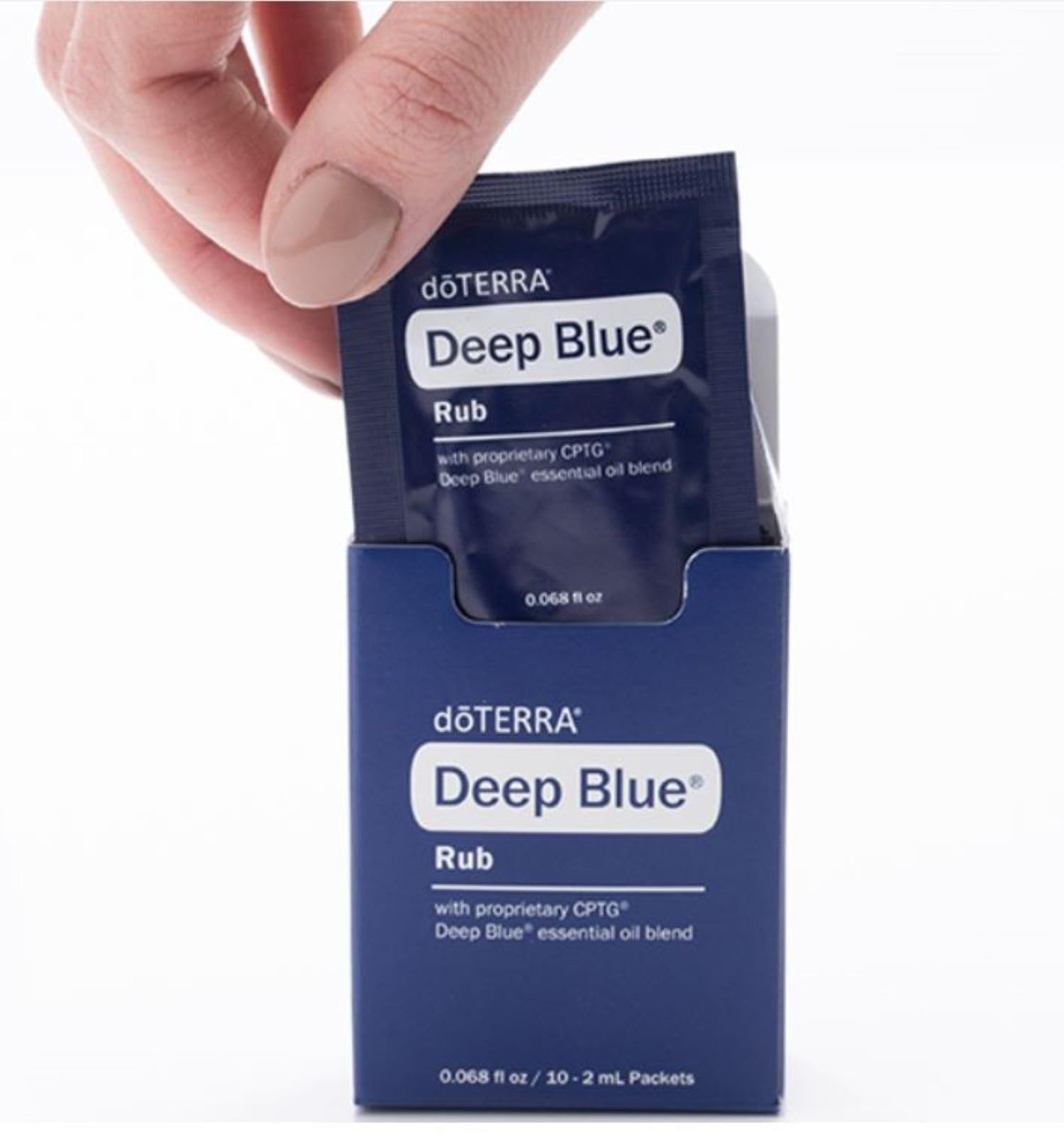 doTERRA Deep Blue Rub aplicación en antebrazo demostrando masaje localizado