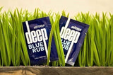 doTERRA Deep Blue Rub comparación de tamaño junto a moneda para referencia práctica