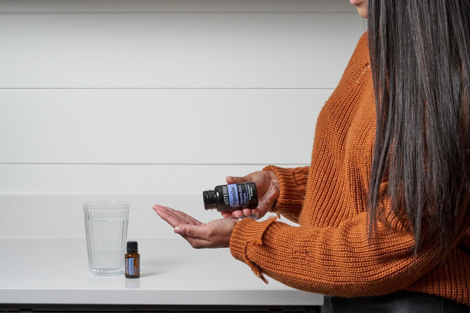doTERRA envase abierto con cápsulas listo para llevar y dosificar