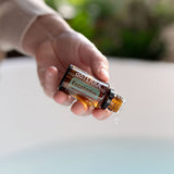 doTERRA detalle gota sobre piel mostrando textura y pureza
