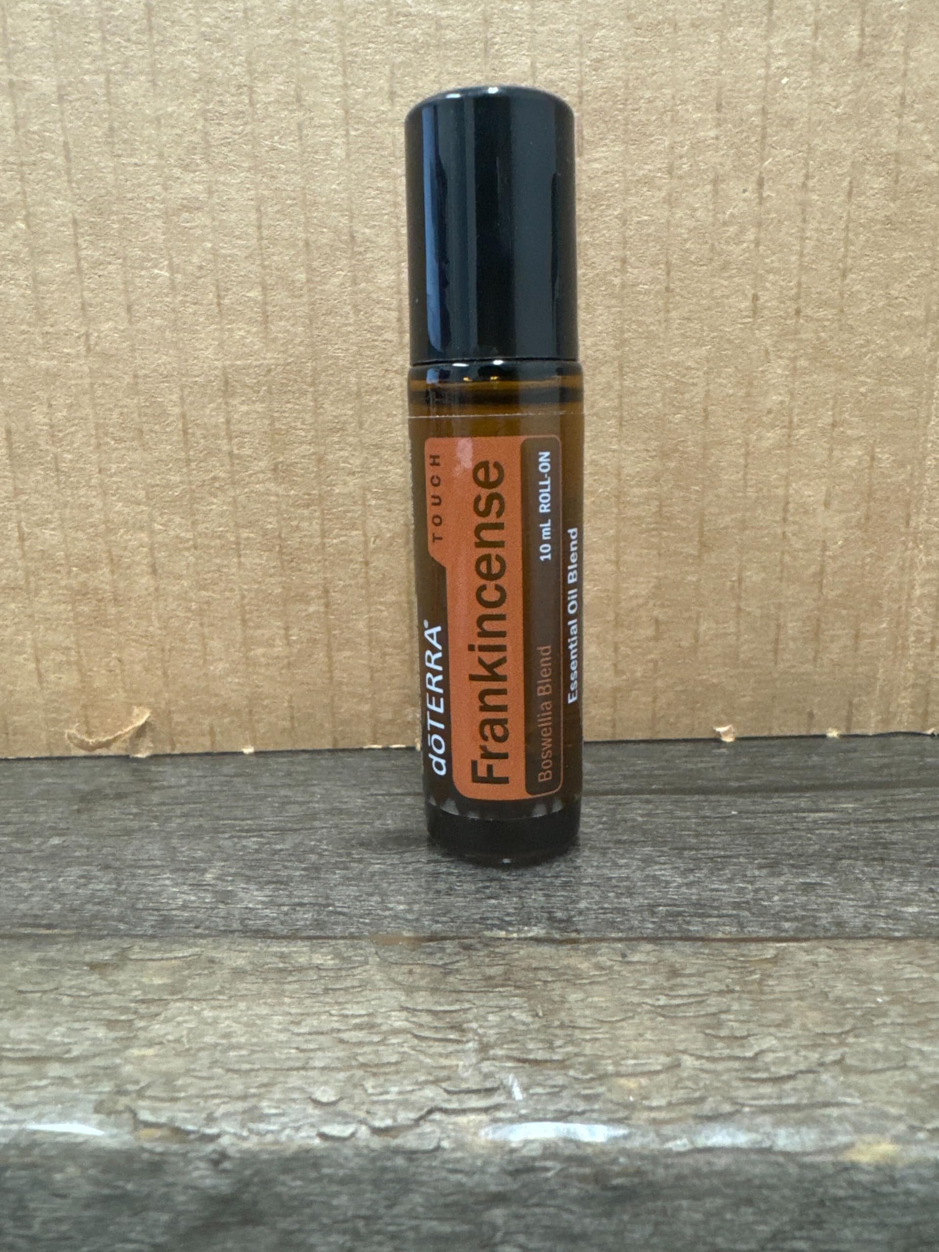 doTERRA roll-on Frankincense en botiquín de viaje, ideal para llevar fuera