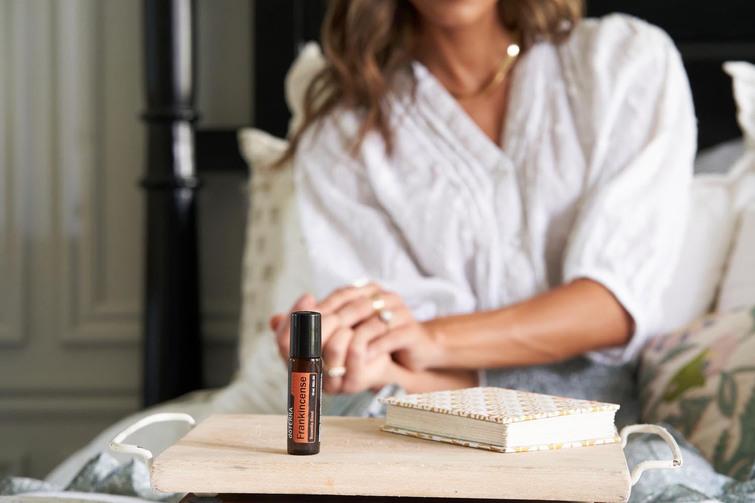 doTERRA roll-on Frankincense junto a objeto de referencia para tamaño práctico