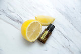 doTERRA gota de aceite limón en textura clara con beneficio energizante