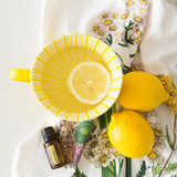 doTERRA aceite de limón en cocina junto a limones reales para ambientar espacios