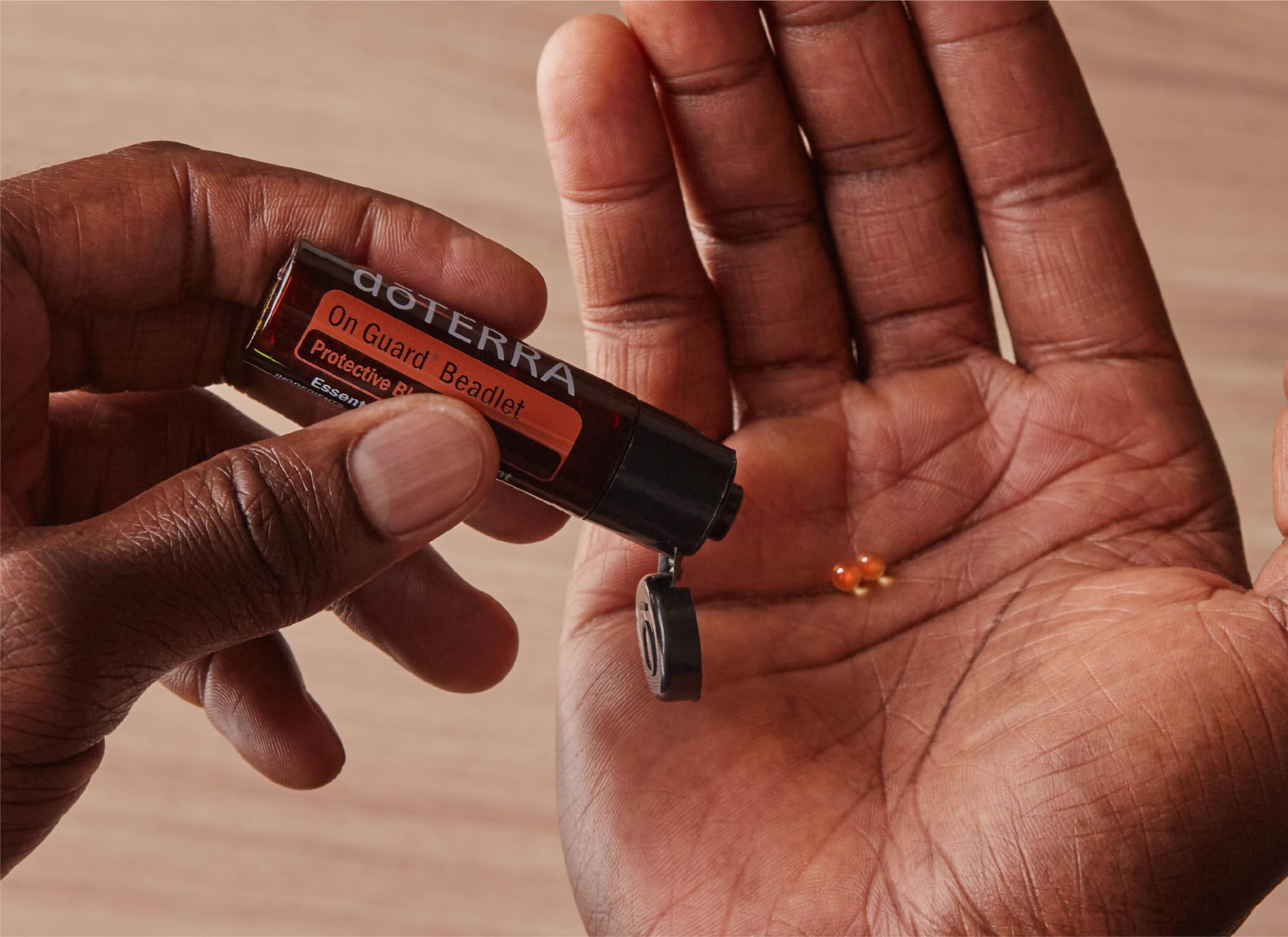 doTERRA microperlas On Guard en primer plano detalle de cápsulas vegetales