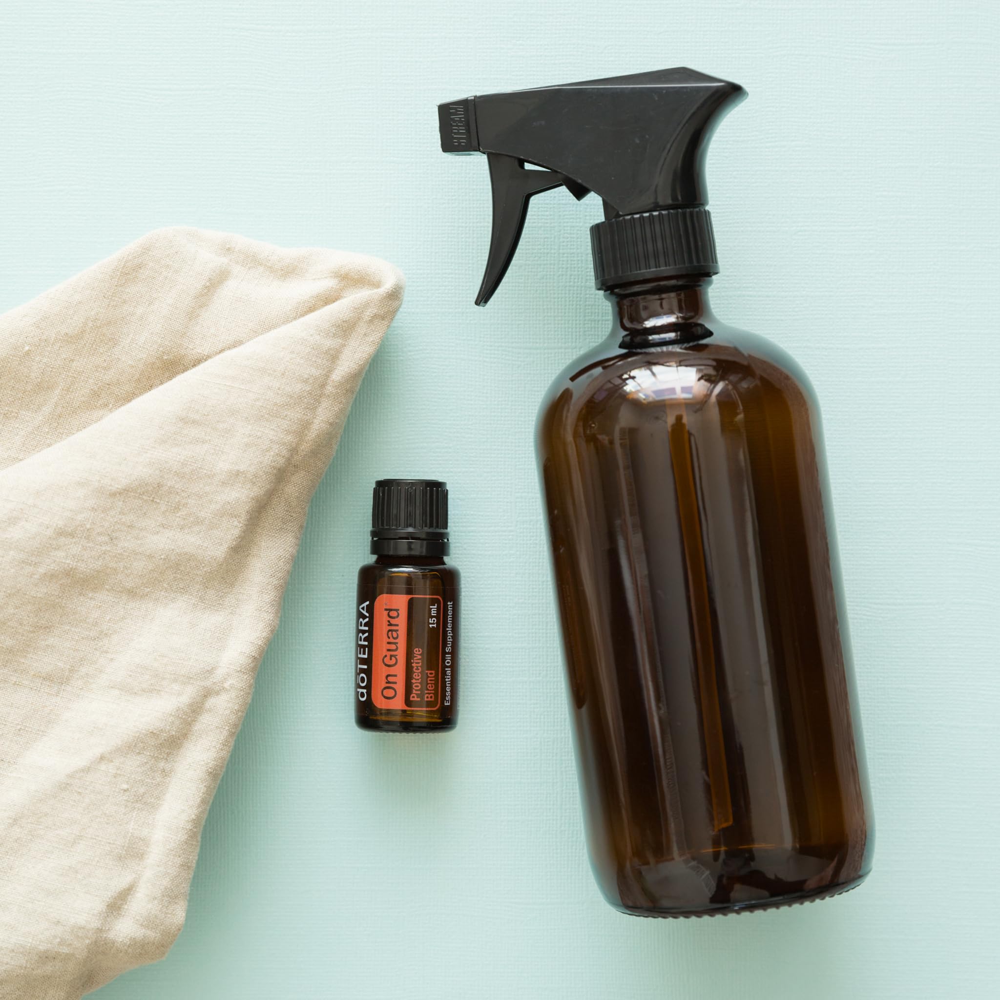 doTERRA On Guard botella junto a spray de limpieza casera natural y eficaz
