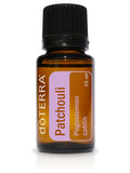 doTERRA gotas de Patchouli en mano junto a difusor para apoyo emocional y relajación