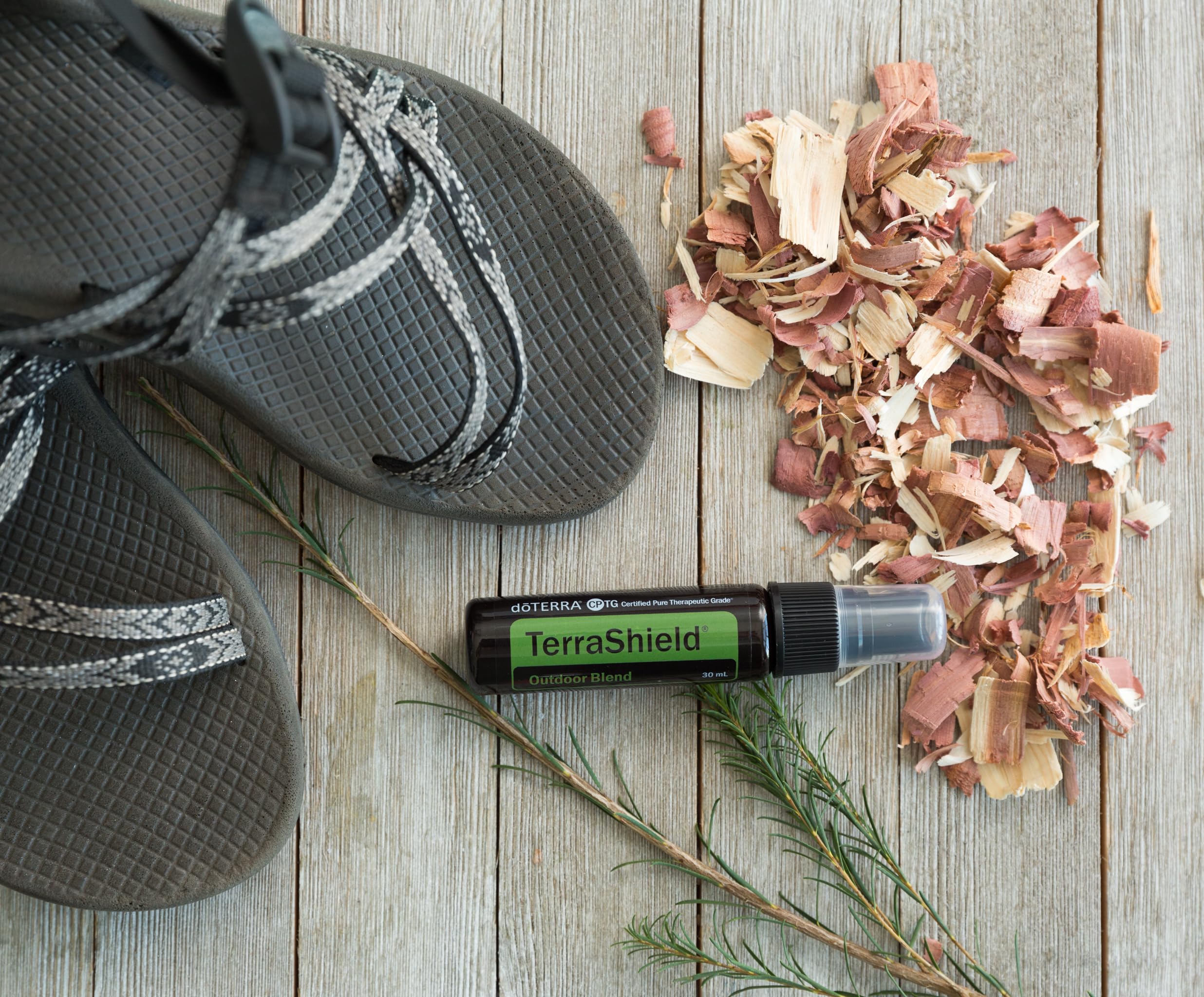 doTERRA Terrashield comparado con una mano para mostrar tamaño de 30 ml