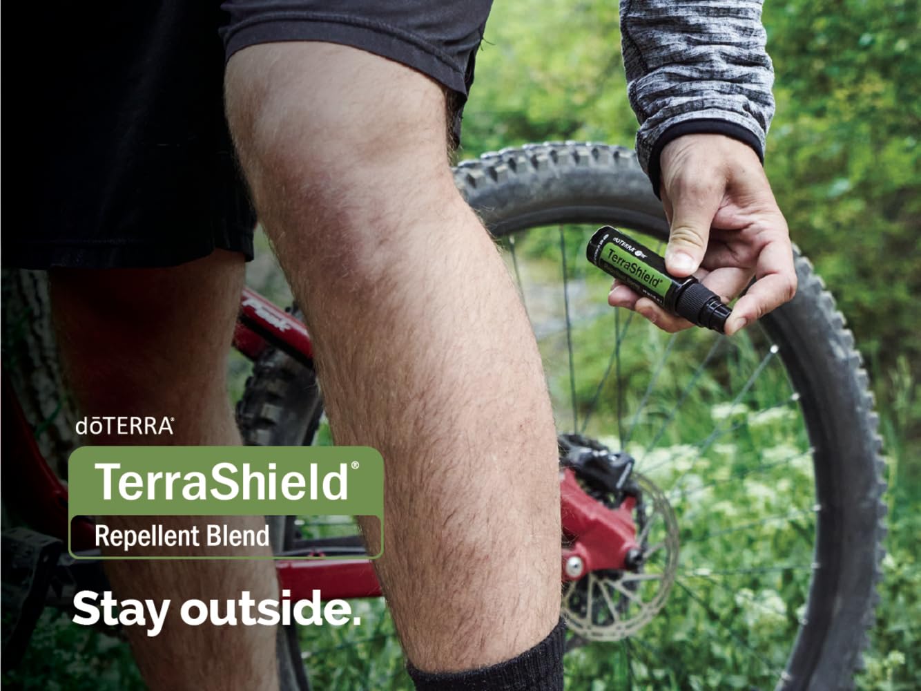 doTERRA Terrashield guardado en mochila, ideal para llevar en salidas