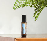 dōTERRA Breathe Touch aplicado en el pecho para crear ambiente reconfortante
