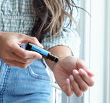 dōTERRA Breathe Touch junto a otros esenciales en estuche de viaje portátil