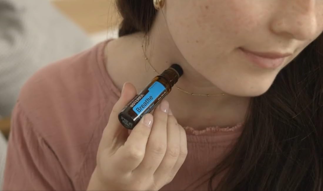 dōTERRA Breathe Touch en la mano para apreciar tamaño y facilidad de uso