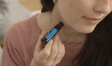 dōTERRA Breathe Touch en la mano para apreciar tamaño y facilidad de uso