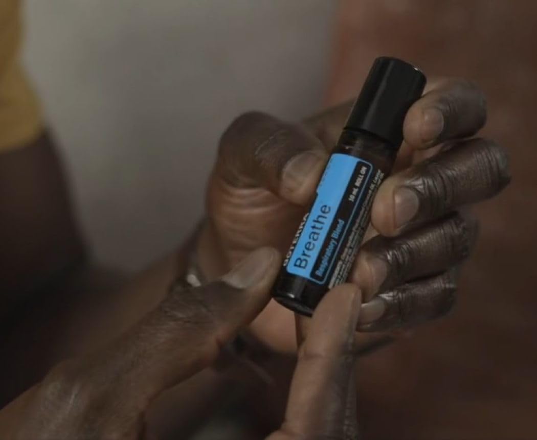 dōTERRA Breathe Touch primer plano de la etiqueta con información clara