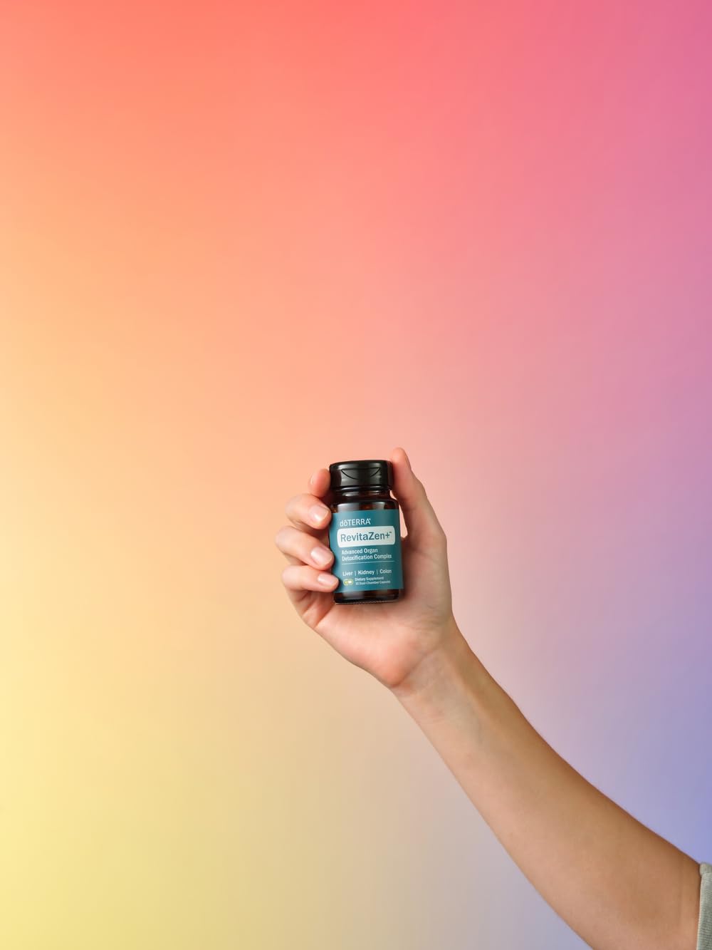 doTERRA RevitaZen+ en cocina junto a alimentos para estilo de vida sano