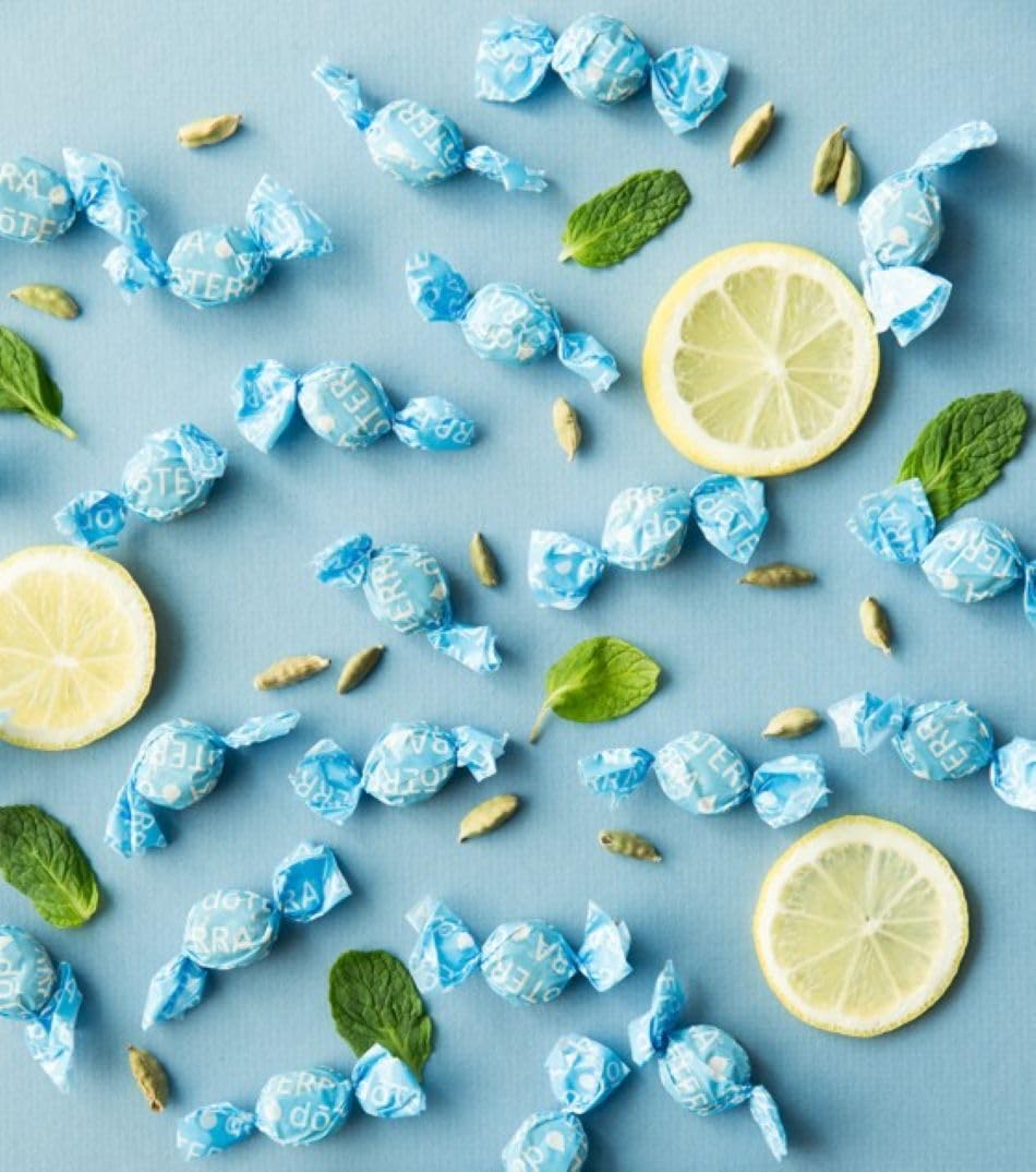 doTERRA Breathe comparación de tamaño junto a objetos cotidianos para referencia