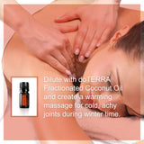 doTERRA frasco en mano para comparar escala y tamaño compacto 5 ml