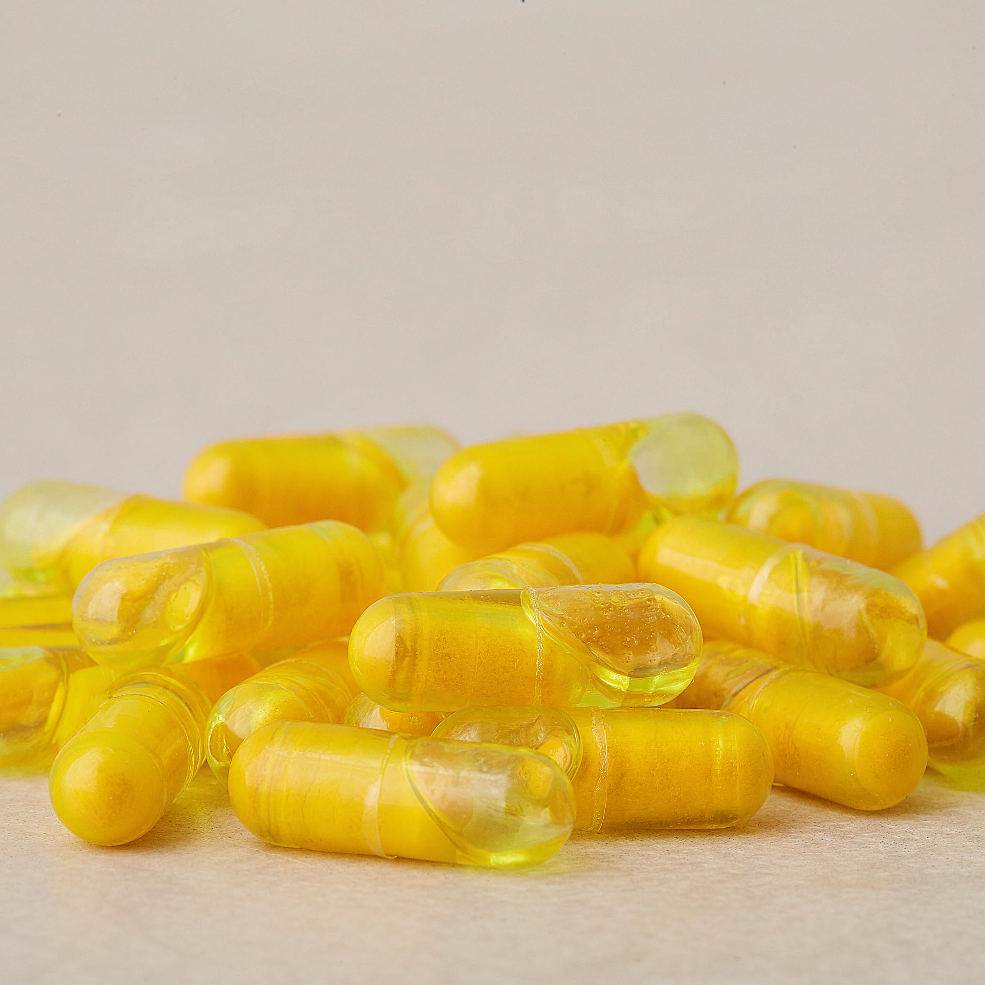 doTERRA cápsula partida mostrando doble cámara, mejora la absorción natural