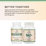 Double Wood Supplements bote en mano para comparar tamaño y ración diaria