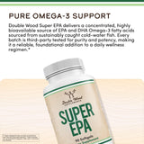 Mano sosteniendo una cápsula Super EPA Double Wood para comparar tamaño y facilidad de toma