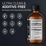 Aceite Dr. Berg vertido sobre ensalada como aderezo saludable y sabroso
