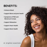 Dr. Brighten cápsula en mano para comparar tamaño y dosificación