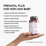 Dr. Brighten mujer tomando la cápsula beneficiándose de apoyo prenatal diario