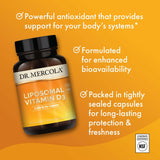 Dr. Mercola cápsula en mano para comparar tamaño y comodidad de uso