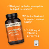 Dr. Mercola cápsula en mano mostrando tamaño práctico y control de dosis