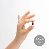 Dr. Mercola cápsulas en mano de adulto preparadas para uso infantil