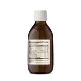 Primer plano de la textura dorada del aceite de bacalao Dr. Mercola que muestra pureza y fluidez