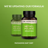 Dr. Mercola cápsula en mano para mostrar tamaño y conveniencia de uso diario