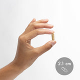 Dr. Mercola persona tomando una cápsula con agua para ilustrar uso diario sencillo