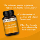 Dr. Mercola cápsula en mano para visualizar tamaño y fácil dosificación