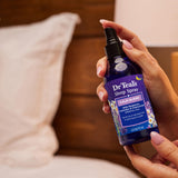 Dr Teal's comparación de tamaño en mano, práctico para viajes